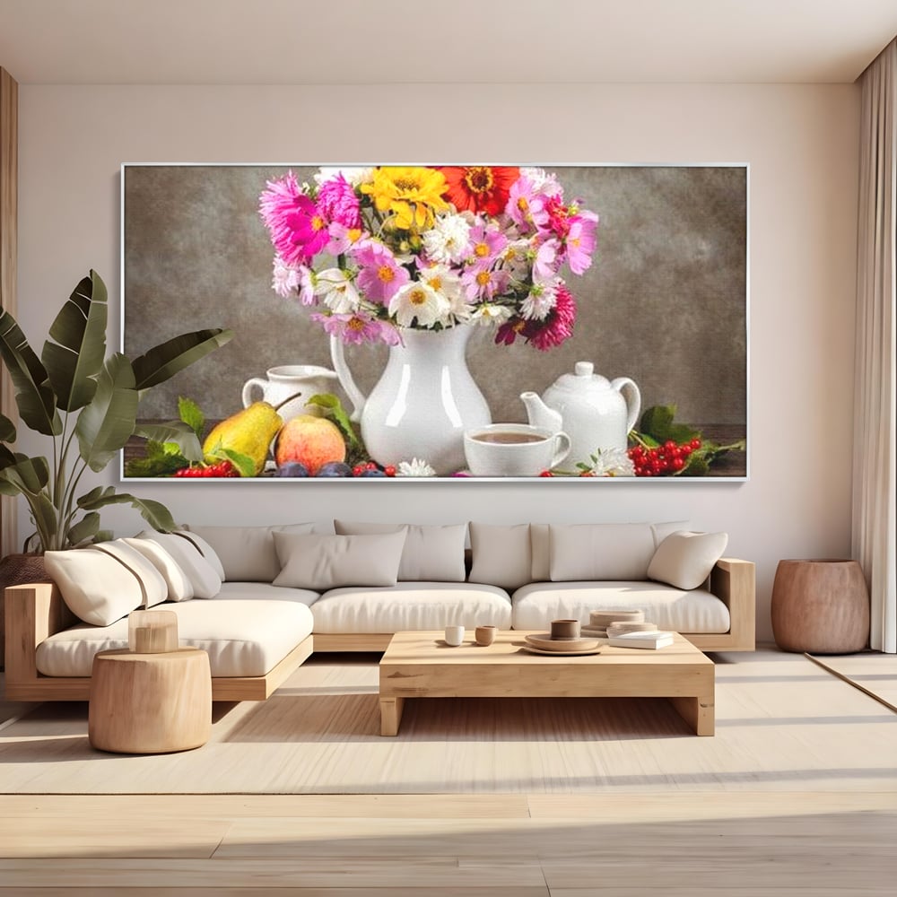 Tablou canvas cu natura moarta cu flori si fructe, in rama de aluminiu argintiu, pe perete intr-un living